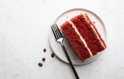 Rebanada de pastel Red Velvet en un plato Rebanada de pastel Red Velvet en un plato