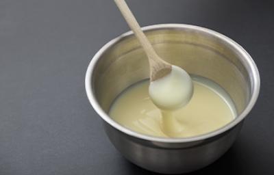 Recipiente con leche condensada crear recetas dulces Recipiente con leche condensada crear recetas dulces