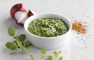 Salsa verde y sus ingredientes en un recipiente blanco