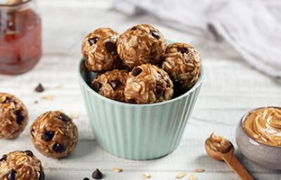 Bolitas energéticas de cacahuate, receta de postres con proteína Bolitas energéticas de cacahuate, receta de postres con proteína