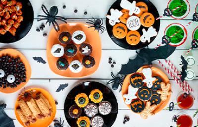Mesa con comidas y bebidas de Halloween Mesa con comidas y bebidas de Halloween