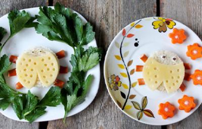 Queso y pan preparados con cortador de alimentos.  
