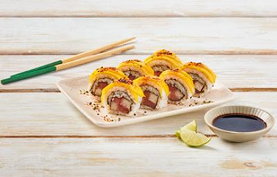 Sushi con surimi, salsa de soya y palitos chinos