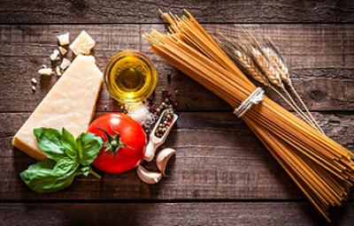 Queso parmesano con tomate, albahaca y pasta, ingredientes italianos Queso parmesano con tomate, albahaca y pasta, ingredientes italianos