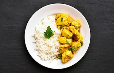 Arroz basmati con pollo al curry y unas hojitas de perejil
