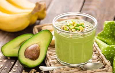 Aguacate partido a la mitad con un batido de cereal y verduras para desintoxicar el cuerpo.