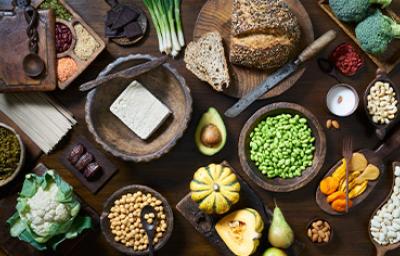 Diferentes comidas con todos los tipos de nutrientes que existen en los alimentos.