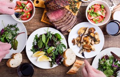 Mesa con comida y cuántas calorías se deben consumir al día según tus actividades y dieta. Mesa con comida y cuántas calorías se deben consumir al día según tus actividades y dieta.