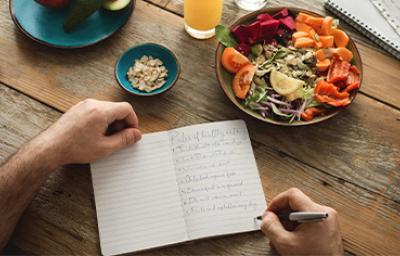 Una persona siguiendo una alimentación balanceada por su autocuidado Una persona siguiendo una alimentación balanceada por su autocuidado