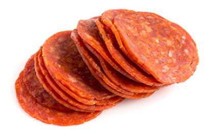 Salami o pepperoni en rodajas, uno de los embutidos más famosos en el mundo