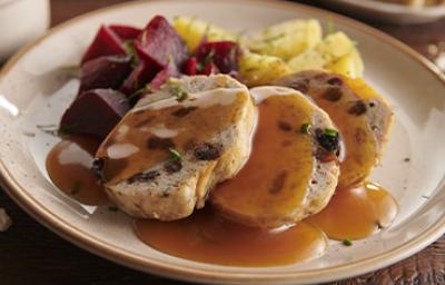 Carne rellena en salsa acompañada de remolacha y papas hervidas Carne rellena en salsa acompañada de remolacha y papas hervidas