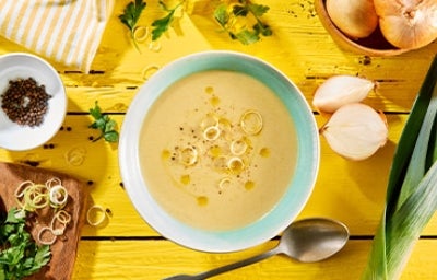 Plato de receta de sopa de papa con poro