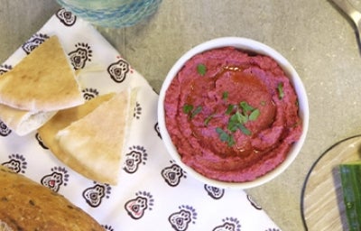 Recipiente con hummus de betabel con pan pita