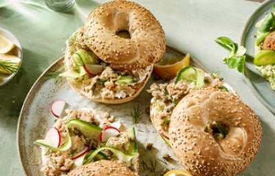 Sándwich de atún y vegetales con pan bagel Sándwich de atún y vegetales con pan bagel