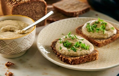 Puré de berenjena esparcido en pan tajado