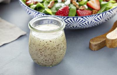 Bebida con semillas de amapola acompañada de una ensalada fresca. Bebida con semillas de amapola acompañada de una ensalada fresca.