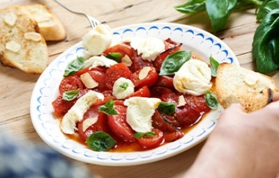 Confitar tomates para receta con queso y pan Confitar tomates para receta con queso y pan