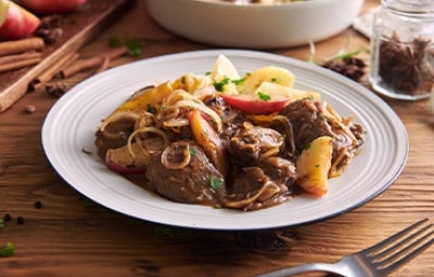 Delicioso plato de hígado encebollado acompañado con papa