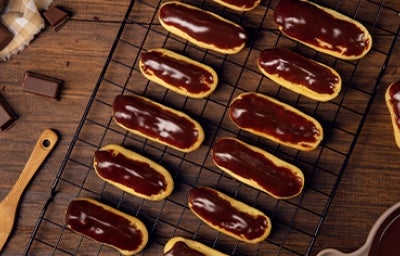 Bandeja con eclairs de chocolate