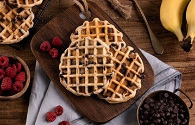 Waffles de banano con chocolate y frambuesas