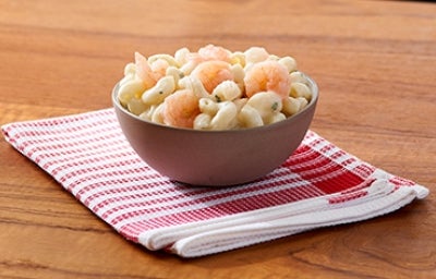 Tazón de ceviche nikkei. Tazón de ceviche nikkei sobre mesa