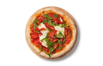 Focaccia italiana deliciosamente acompañada con otros ingredientes. Focaccia italiana con pasta de tomate, queso burrata y rúgula encima, vista desde un plano cenital.