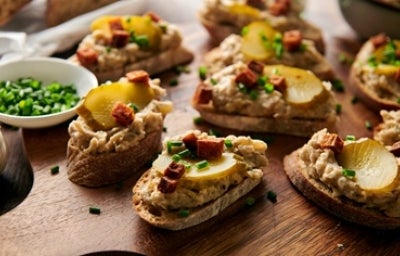 Montaditos de pan crujiente con pepinillos y chorizo
