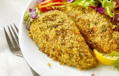 Deliciosos palitos de pescado acompañando una fresca ensalada.