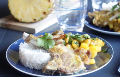 Plato con chutney de mango en trozos