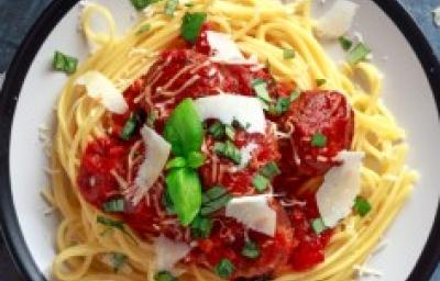 Plato de pasta con salsa amatriciana Plato de pasta con salsa amatriciana