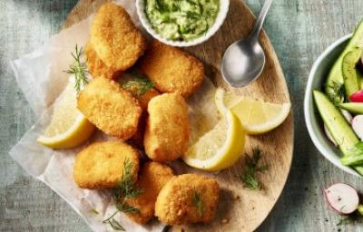 Boneless con salsa verde y limón Trozos de boneless crujiente servidos con salsa verde, rodajas de limón y ensalada fresca
