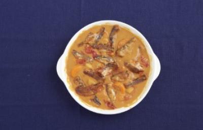 anchoas y boquerones, un insumo apetecido en la cocina mediterránea. Platillo hondo de anchoas y boquerones en salsa.