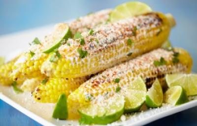 Granos de elote, base esencial en la mazamorra morada Elotes con mantequilla y limón, sus granos se utilizan para la mazamorra.