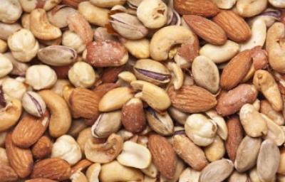 Mezcla de frutos secos con marañones: opción de snack Mezcla de frutos secos que incluye marañones, almendras, pistachos y avellanas, opción para recetas y snack