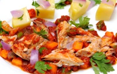 Oreja de cerdo guisado. Plato de oreja de cerdo guisado con perejil, zanahoria y quesos.