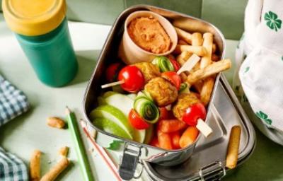 Lonchera con brochetas de vegetales y frutas frescas para alimentación escolar