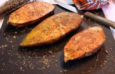 Camote asado con hierbas Camote asado Partido por la mitad, con hierbas secas