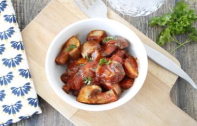 Cola de cerdo, versátil, nutritiva y deliciosa. Bowl lleno de pedazos de cola de cerdo en salsa.