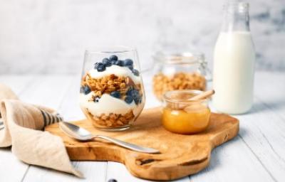 Granola con yogurt griego y miel para alimentarse balanceadamente.