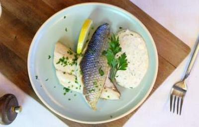 Platillo de filetes de lubina en salsa y con algunas especias.