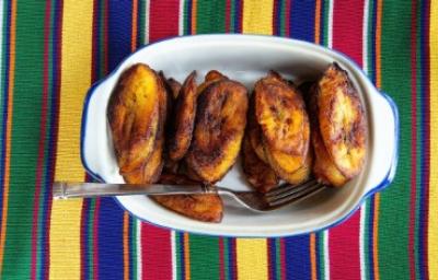 Plátano maduro frito, receta típica con diferentes tipos de plátano Plátano maduros fritos servidos en un plato