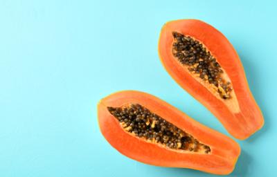 Tipos de papaya, múltiples y deliciosos. Un ejemplar de los tipos de papaya partido a la mitad.