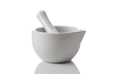 Molcajete de cerámica, muestra de utensilios prehispánicos en la actualidad.