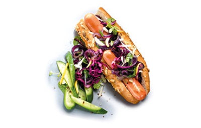 Hotdog de salchicha de atún con repollo y aguacate.