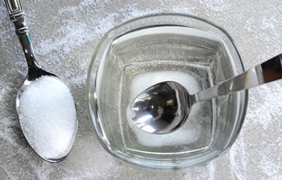 Proceso en el que se está haciendo salmuera para cocinar.