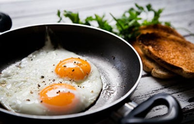 Sartén antiadherente friendo huevos.