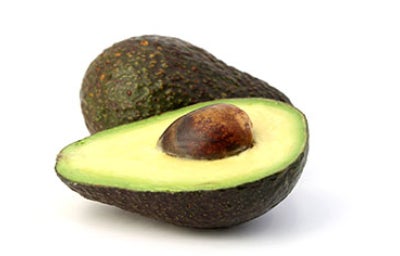 Aguacate cortado a la mitad para comer a diario.