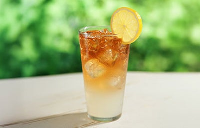 Vaso de agua fresca de limón con hielo y piloncillo.