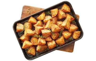 Bandeja con papas en casco horneadas que no inflaman el intestino.