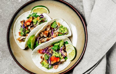 Taco de pescado con col morada, platillo típico de la gastronomía mexicana.